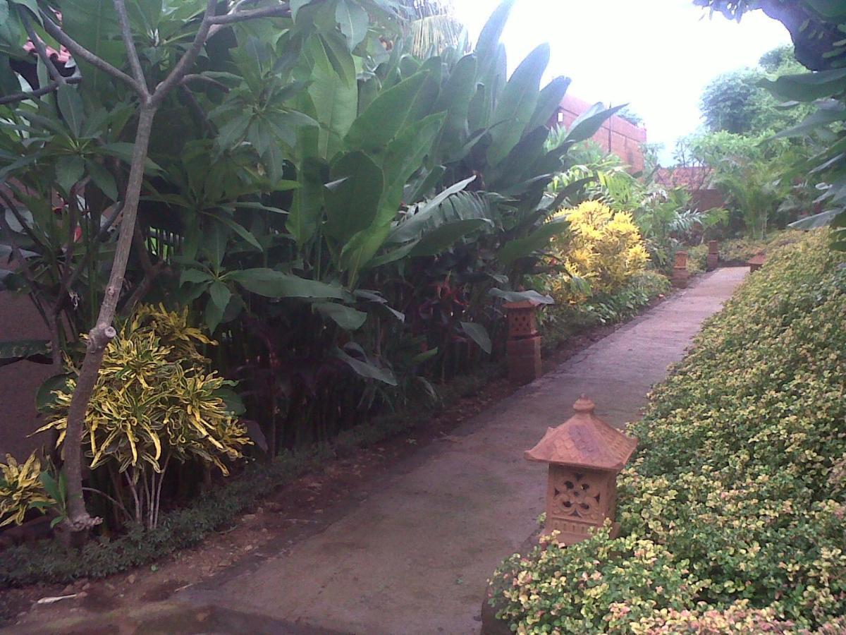 Eliska Sari Bungalows Sumberkima เปมูเตรัน ภายนอก รูปภาพ
